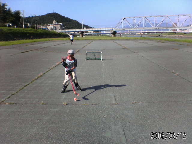 ���̉摜�̒��쌠��
Hiroshima Inline Hockey League(HIHL)�ɂ���܂��B�摜�f�[�^�̖��f�]�p�͌ł����f��\���グ�܂��B