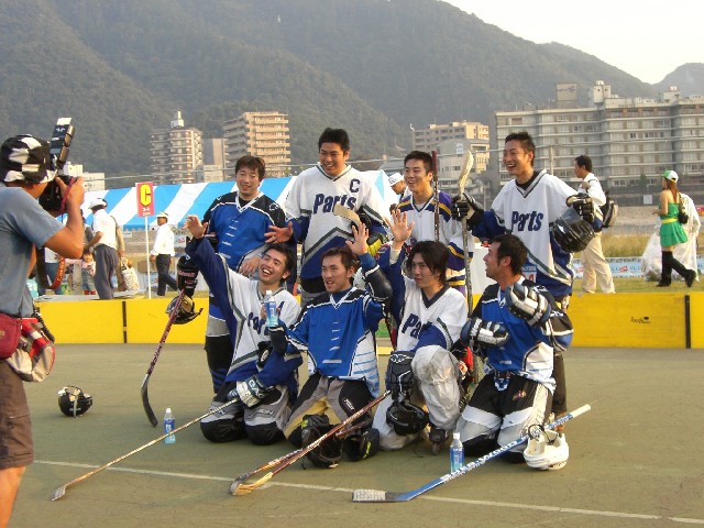 ���̉摜�̒��쌠��
Hiroshima Inline Hockey League(HIHL)�ɂ���܂��B�摜�f�[�^�̖��f�]�p�͌ł����f��\���グ�܂��B