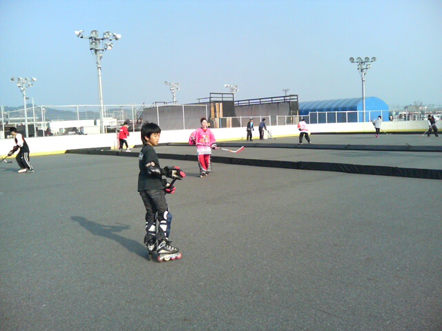 ���̉摜�̒��쌠��
Hiroshima Inline Hockey League(HIHL)�ɂ���܂��B�摜�f�[�^�̖��f�]�p�͌ł����f��\���グ�܂��B