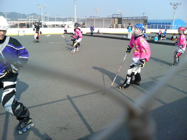 ���̉摜�̒��쌠��
Hiroshima Inline Hockey League(HIHL)�ɂ���܂��B�摜�f�[�^�̖��f�]�p�͌ł����f��\���グ�܂��B