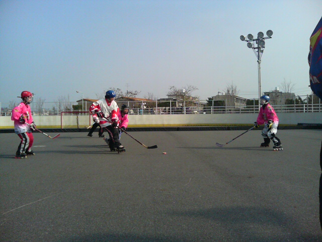 ���̉摜�̒��쌠��
Hiroshima Inline Hockey League(HIHL)�ɂ���܂��B�摜�f�[�^�̖��f�]�p�͌ł����f��\���グ�܂��B