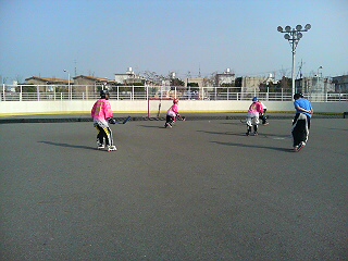���̉摜�̒��쌠��
Hiroshima Inline Hockey League(HIHL)�ɂ���܂��B�摜�f�[�^�̖��f�]�p�͌ł����f��\���グ�܂��B