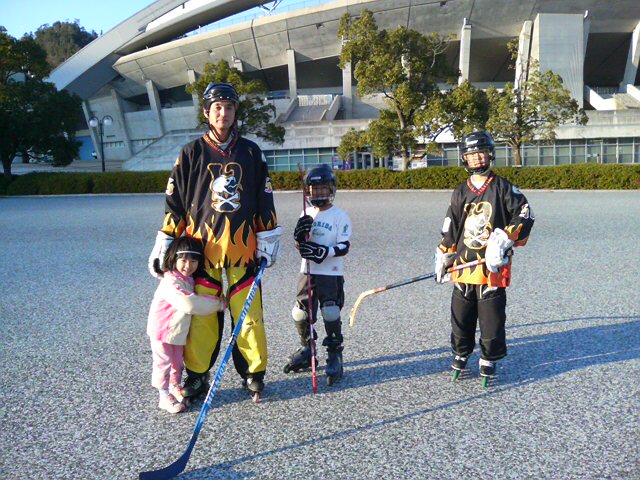 ���̉摜�̒��쌠��
Hiroshima Inline Hockey League(HIHL)�ɂ���܂��B�摜�f�[�^�̖��f�]�p�͌ł����f��\���グ�܂��B