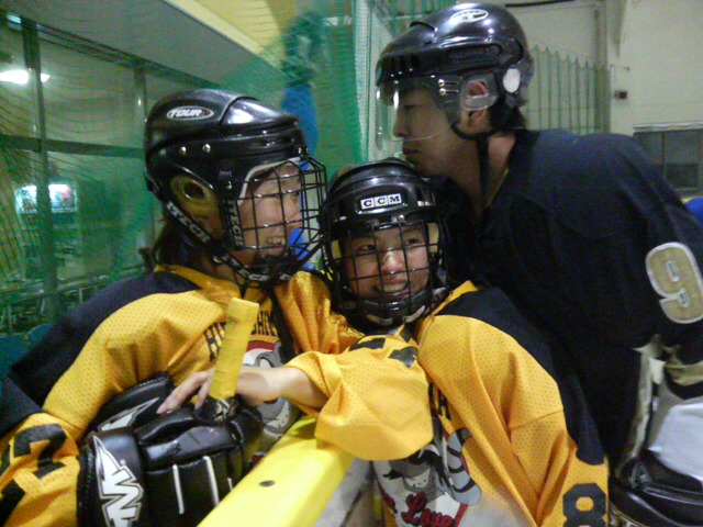 ���̉摜�̒��쌠��
Hiroshima Inline Hockey League(HIHL)�ɂ���܂��B�摜�f�[�^�̖��f�]�p�͌ł����f��\���グ�܂��B