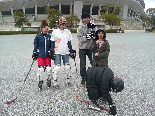 ���̉摜�̒��쌠��
Hiroshima Inline Hockey League(HIHL)�ɂ���܂��B�摜�f�[�^�̖��f�]�p�͌ł����f��\���グ�܂��B