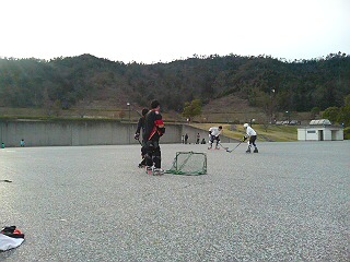 ���̉摜�̒��쌠��
Hiroshima Inline Hockey League(HIHL)�ɂ���܂��B�摜�f�[�^�̖��f�]�p�͌ł����f��\���グ�܂��B