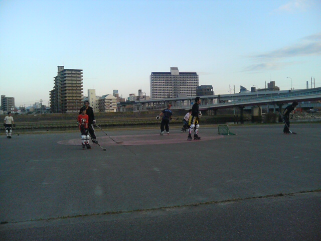 ���̉摜�̒��쌠��
Hiroshima Inline Hockey League(HIHL)�ɂ���܂��B�摜�f�[�^�̖��f�]�p�͌ł����f��\���グ�܂��B