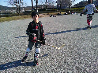 ���̉摜�̒��쌠��
Hiroshima Inline Hockey League(HIHL)�ɂ���܂��B�摜�f�[�^�̖��f�]�p�͌ł����f��\���グ�܂��B