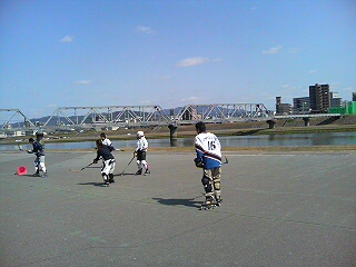 ���̉摜�̒��쌠��
Hiroshima Inline Hockey League(HIHL)�ɂ���܂��B�摜�f�[�^�̖��f�]�p�͌ł����f��\���グ�܂��B