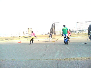 ���̉摜�̒��쌠��
Hiroshima Inline Hockey League(HIHL)�ɂ���܂��B�摜�f�[�^�̖��f�]�p�͌ł����f��\���グ�܂��B