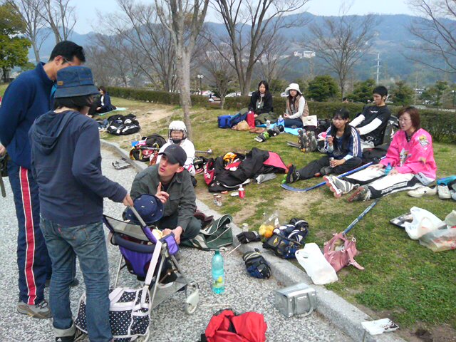 ���̉摜�̒��쌠��
Hiroshima Inline Hockey League(HIHL)�ɂ���܂��B�摜�f�[�^�̖��f�]�p�͌ł����f��\���グ�܂��B