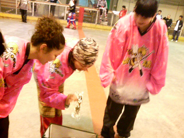 ���̉摜�̒��쌠��
Hiroshima Inline Hockey League(HIHL)�ɂ���܂��B�摜�f�[�^�̖��f�]�p�͌ł����f��\���グ�܂��B