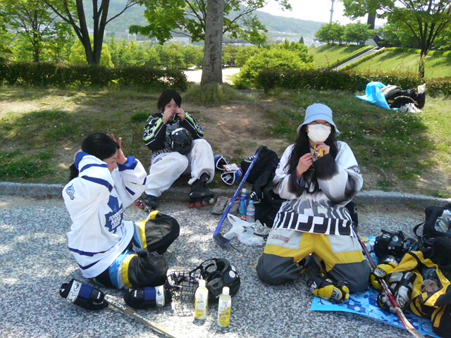 ���̉摜�̒��쌠��
Hiroshima Inline Hockey League(HIHL)�ɂ���܂��B�摜�f�[�^�̖��f�]�p�͌ł����f��\���グ�܂��B