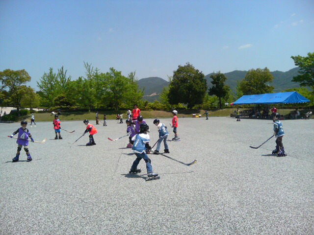 ���̉摜�̒��쌠��
Hiroshima Inline Hockey League(HIHL)�ɂ���܂��B�摜�f�[�^�̖��f�]�p�͌ł����f��\���グ�܂��B
