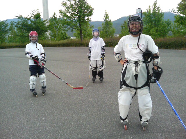 ���̉摜�̒��쌠��
Hiroshima Inline Hockey League(HIHL)�ɂ���܂��B�摜�f�[�^�̖��f�]�p�͌ł����f��\���グ�܂��B