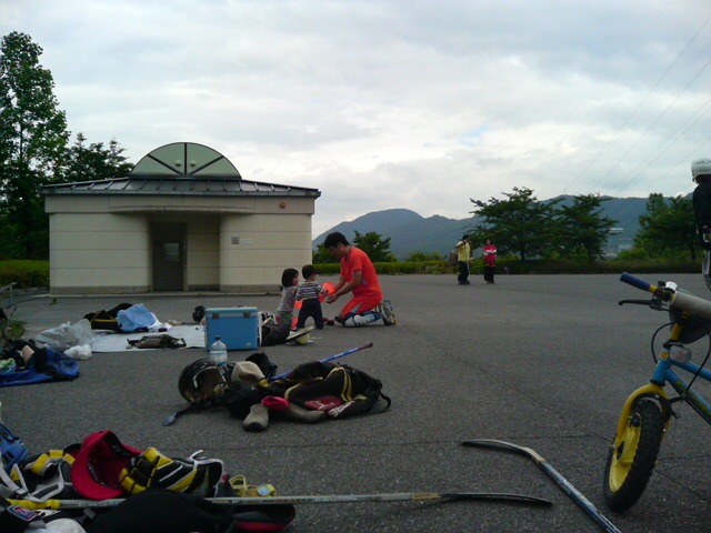 ���̉摜�̒��쌠��
Hiroshima Inline Hockey League(HIHL)�ɂ���܂��B�摜�f�[�^�̖��f�]�p�͌ł����f��\���グ�܂��B